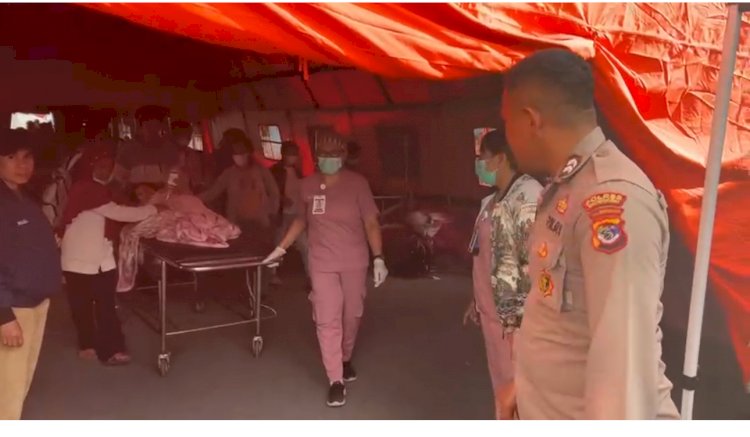 SIGAP DALAM SITUASI DARURAT, PERSONEL DOKKES POLRES MANGGARAI EVAKUASI ENAM IBU HAMIL DAN SATU PASIEN KE RS BANDARA FRANS SALES LEGA