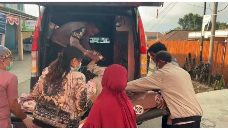 SIGAP DALAM SITUASI DARURAT, PERSONEL DOKKES POLRES MANGGARAI EVAKUASI ENAM IBU HAMIL DAN SATU PASIEN KE RS BANDARA FRANS SALES LEGA