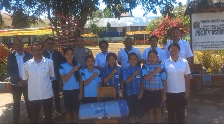 POLRES MANGGARAI SALURKAN BANTUAN TERPAL UNTUK PEMBANGUNAN KELAS DARURAT DI SDI CUNCA LAWIR DAN SDI TENDA