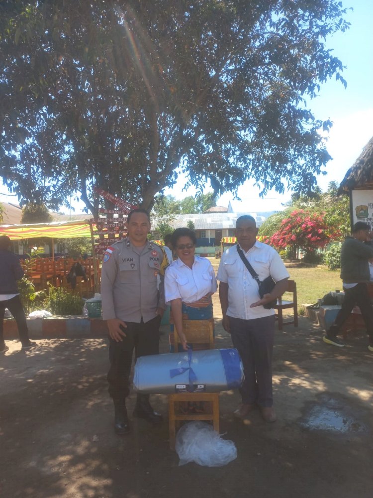 POLRES MANGGARAI SALURKAN BANTUAN TERPAL UNTUK PEMBANGUNAN KELAS DARURAT DI SDI CUNCA LAWIR DAN SDI TENDA