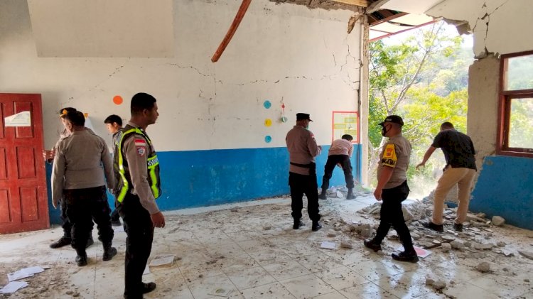 Polres Manggarai Turun Langsung Bersihkan Puing SDN Sama Jaya, Kepala Sekolah, Guru dan Masyarakat Sampaikan Apresiasi