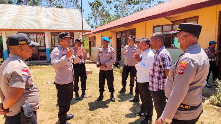 Polres Manggarai Turun Langsung Bersihkan Puing SDN Sama Jaya, Kepala Sekolah, Guru dan Masyarakat Sampaikan Apresiasi