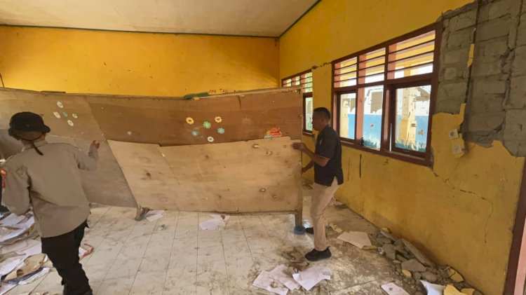 Polres Manggarai Turun Langsung Bersihkan Puing SDN Sama Jaya, Kepala Sekolah, Guru dan Masyarakat Sampaikan Apresiasi