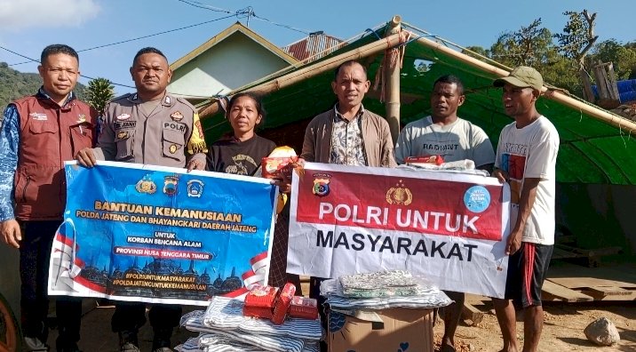 Bhabinkamtibmas Desa Nao Salurkan Bantuan Polda Jateng kepada Warga Terdampak Gempa di Desa Ruang
