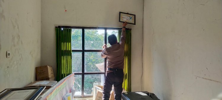 Kasat Binmas Polres Manggarai Bersama Personel Laksanakan Pembersihan dan Evakuasi Barang di Puskesmas Lao