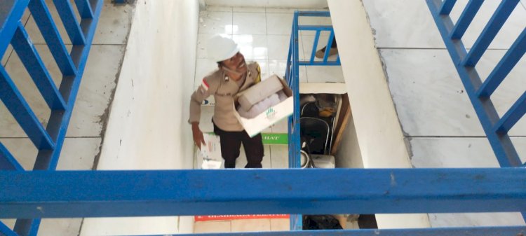 Kasat Binmas Polres Manggarai Bersama Personel Laksanakan Pembersihan dan Evakuasi Barang di Puskesmas Lao