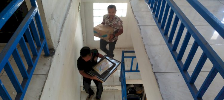 Kasat Binmas Polres Manggarai Bersama Personel Laksanakan Pembersihan dan Evakuasi Barang di Puskesmas Lao