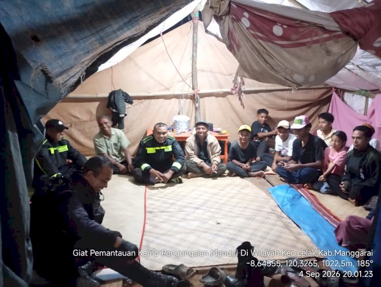 Bhabinkamtibmas Kecamatan Lelak Tingkatkan Pemantauan Kamp Pengungsian Mandiri, Pastikan Situasi Tetap Aman dan Kondusif