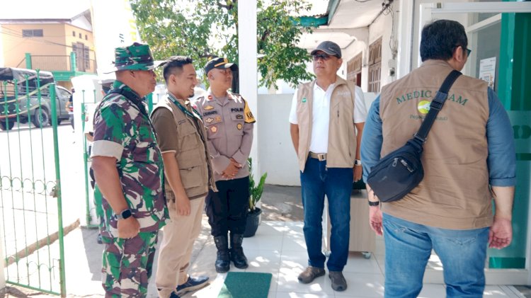 Polsek Reo Kawal Kedatangan Pejabat Pegadaian dan Salurkan Bantuan untuk Bayi Pengungsi Gempa