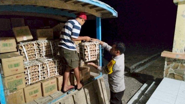 Bhabinkamtibmas Reok Barat Kawal dan Monitor Pendistribusian Bantuan bagi Warga Terdampak Gempa