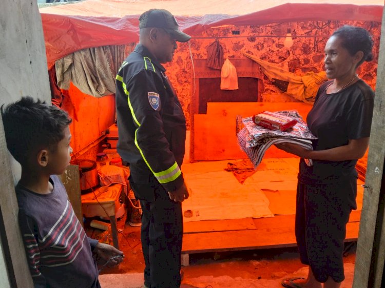 Bhabinkamtibmas Dampingi Penyaluran Bantuan Polda Jateng untuk Warga Terdampak Gempa di Satar Mese Utara