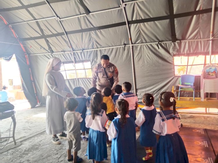 Pasca Gempa Bumi, Kanit Binpolmas Polres Manggarai Sambangi PAUD dan Berikan Motivasi kepada Anak-anak
