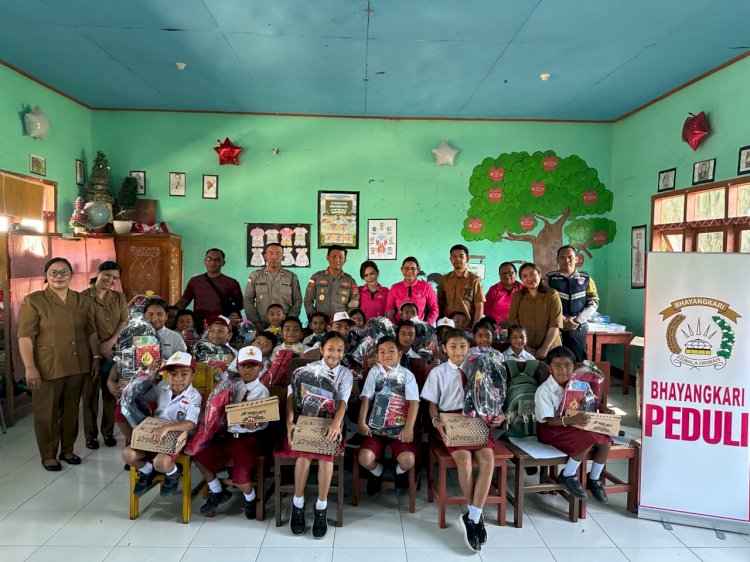 Peduli Pendidikan, Kapolres Manggarai Bersama Ketua Bhayangkari Salurkan Bantuan Peralatan Sekolah dari Ketua Umum Bhayangkari di SDI Cunca Lawir