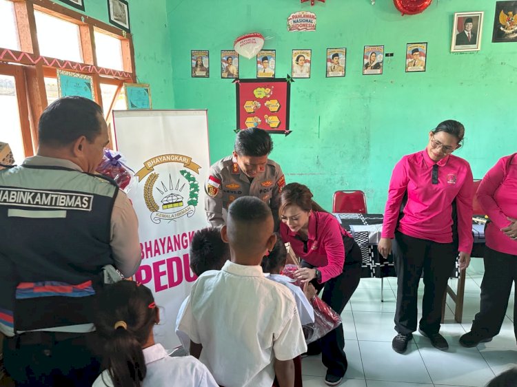 Peduli Pendidikan, Kapolres Manggarai Bersama Ketua Bhayangkari Salurkan Bantuan Peralatan Sekolah dari Ketua Umum Bhayangkari di SDI Cunca Lawir