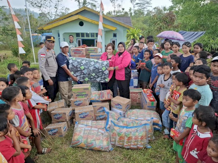 Peduli Korban Gempa, Bhayangkari Polres Manggarai Salurkan Bantuan Sembako dan Berikan Trauma Healing bagi Anak-Anak di Desa Nenu