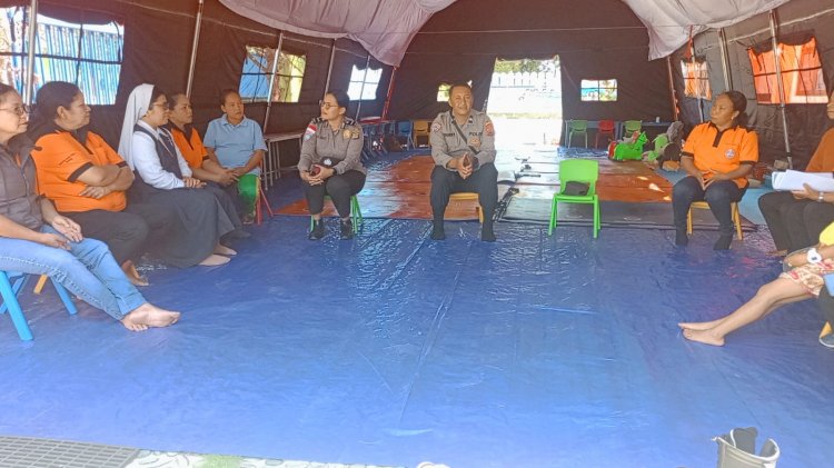 Sat Binmas Polres Manggarai Berikan Trauma Healing kepada Guru dan Suster TK Santa Clara Redong Pascagempa