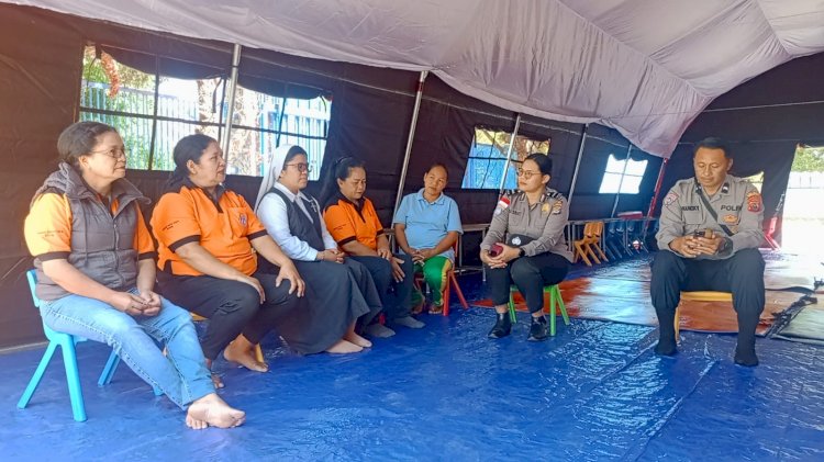Sat Binmas Polres Manggarai Berikan Trauma Healing kepada Guru dan Suster TK Santa Clara Redong Pascagempa