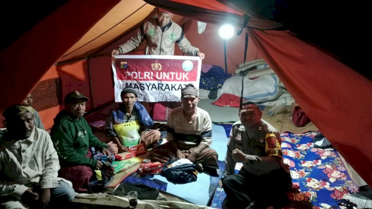 Bhabinkamtibmas Polres Manggarai Salurkan Bantuan Polri kepada Warga Terdampak Gempa di Pelosok Satar Mese Utara