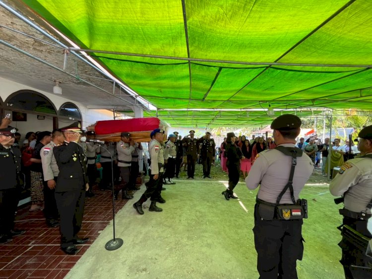 Polres Manggarai Gelar Upacara Pemakaman Dinas Kepolisian, Kenang Pengabdian Almarhum Purnawirawan Pelda Albertus Djehadu Magung