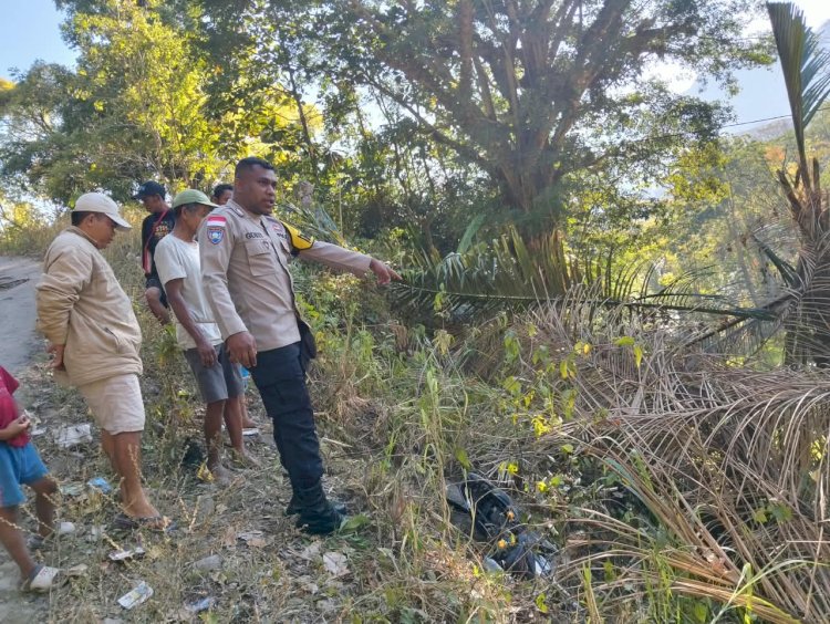 Bhabinkamtibmas Polsek Cibal Datangi TKP Penemuan Motor di Jurang Jembatan Wae Buta