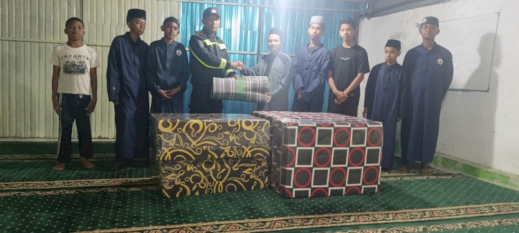 Polri Hadir di Tengah Warga Terdampak Gempa, Bhabinkamtibmas Salurkan Bantuan Kasur Lipat dan Tikar di Ruteng