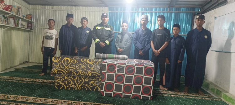 Polri Hadir di Tengah Warga Terdampak Gempa, Bhabinkamtibmas Salurkan Bantuan Kasur Lipat dan Tikar di Ruteng