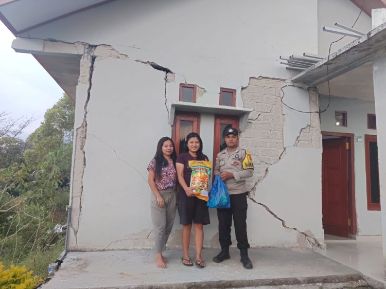 Polri Salurkan Bantuan Kebutuhan Pokok kepada Warga Terdampak Gempa di Kelurahan Carep