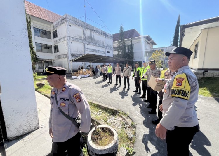 Polres Manggarai Evakuasi Barang dan Berkas Ruangan Arsip Pemda di Lantai 3 Kantor Bupati
