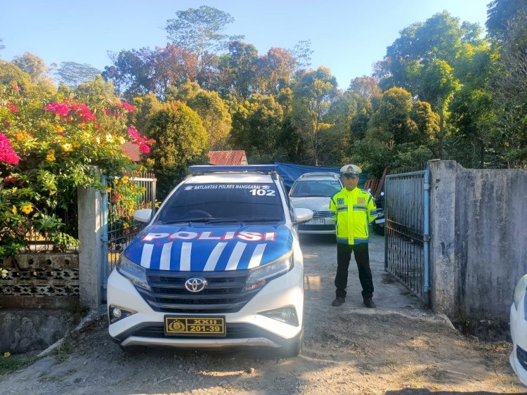 Satlantas Polres Manggarai Kawal Tim Bantuan Medis Universitas Trisakti Menuju Manggarai Timur