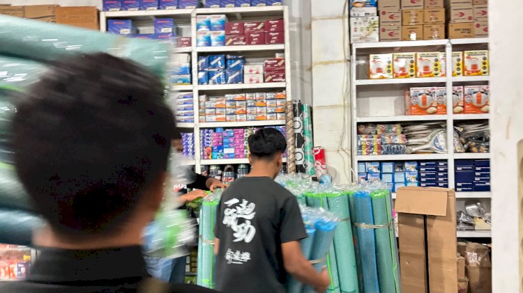 TIDAK SEKADAR SALURKAN BANTUAN, DIVHUMAS POLRI TURUT GERAKKAN EKONOMI MANGGARAI PASCAGEMPA