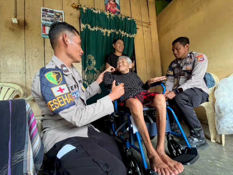 RASA HARU IBU DOROTEA TERIMA KURSI RODA BANTUAN DIVHUMAS POLRI PASCA GEMPA  DI MANGGARAI .