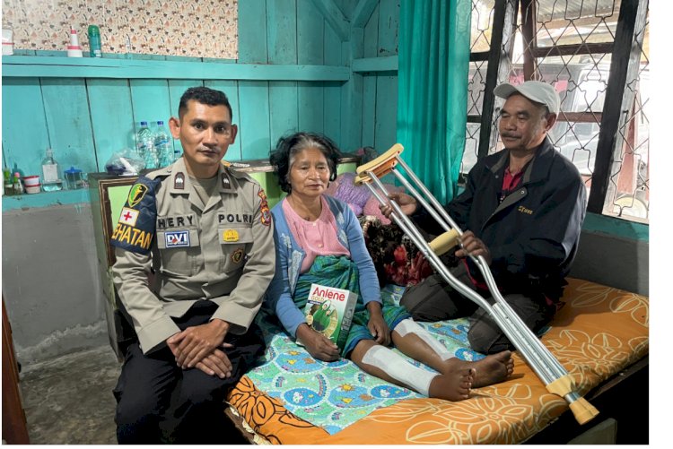RASA HARU IBU DOROTEA TERIMA KURSI RODA BANTUAN DIVHUMAS POLRI PASCA GEMPA  DI MANGGARAI .