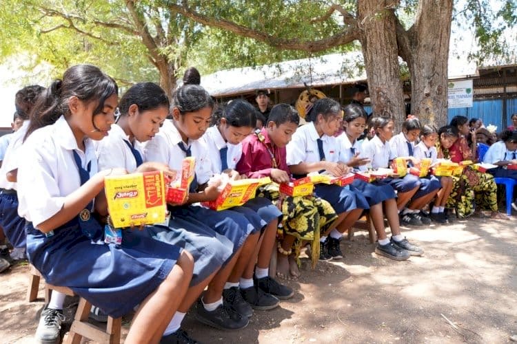 Resmikan Revitalisasi SMPTK Imanuel Tuapakas, Kapolda Ajak Siswa Makan Bersama Penuh Kehangatan