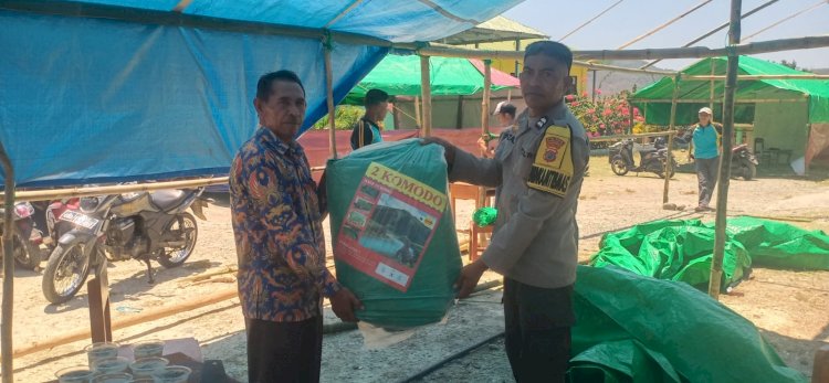 Kapolres Manggarai Salurkan Bantuan Terpal ke MAN 1 Manggarai, Pastikan Kegiatan Belajar Mengajar Berjalan Aman Pascagempa