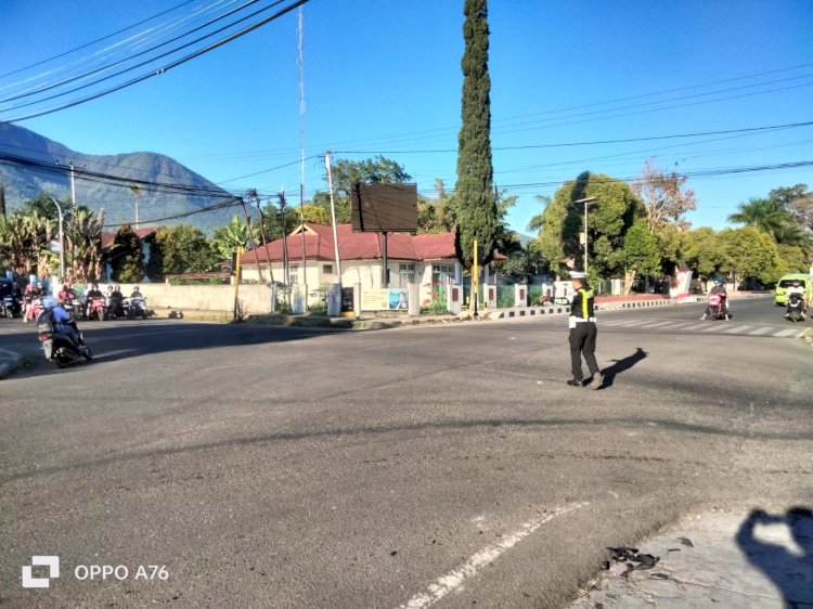 Satlantas Polres Manggarai Hadir di Tengah Masyarakat, Laksanakan Pengaturan Lalu Lintas Pagi