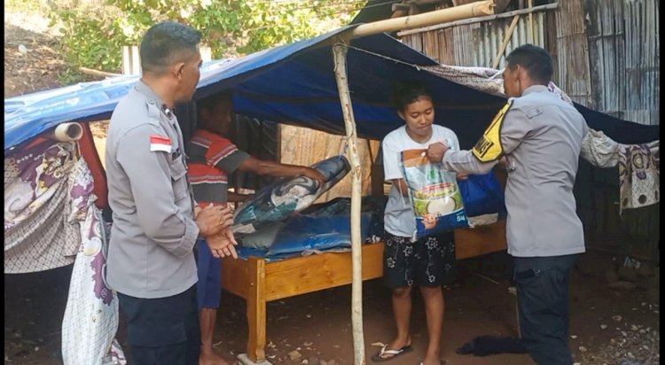 Bhabinkamtibmas Polsek Reo Sambangi Korban Gempa, Salurkan Bantuan dan Pastikan Kondisi Warga