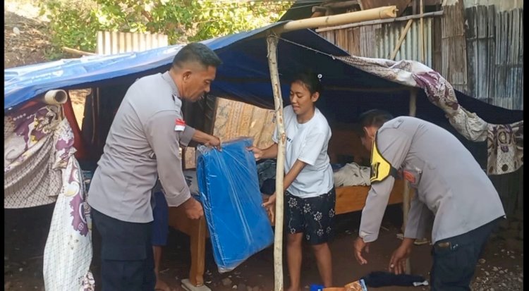 Bhabinkamtibmas Polsek Reo Sambangi Korban Gempa, Salurkan Bantuan dan Pastikan Kondisi Warga