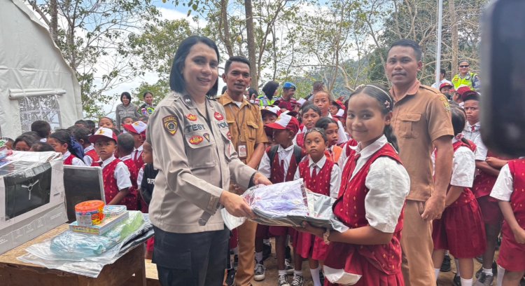 POLWAN POLRES MANGGARAI  SALURKAN BANTUAN POLWAN REPUBLIK INDONESIA , HADIRKAN SENYUM ANAK-ANAK KORBAN GEMPA DAN GELAR TRAUMA HEALING DI SDK GAPONG
