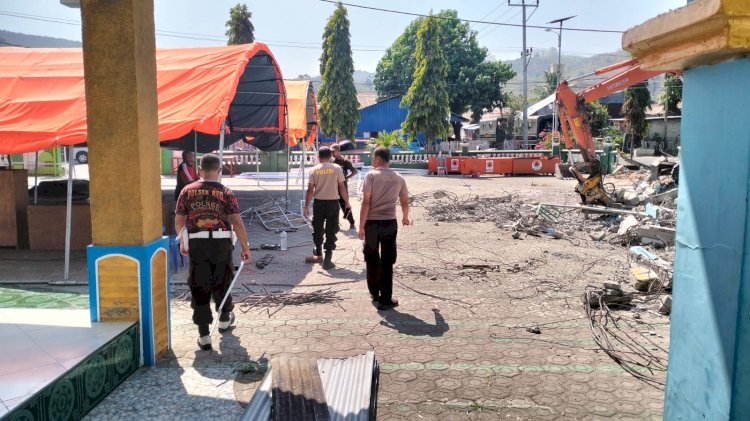 Polsek Reo Bersama Pengurus Masjid Bersihkan Sisa Material Gempa di Masjid Nurul Huda