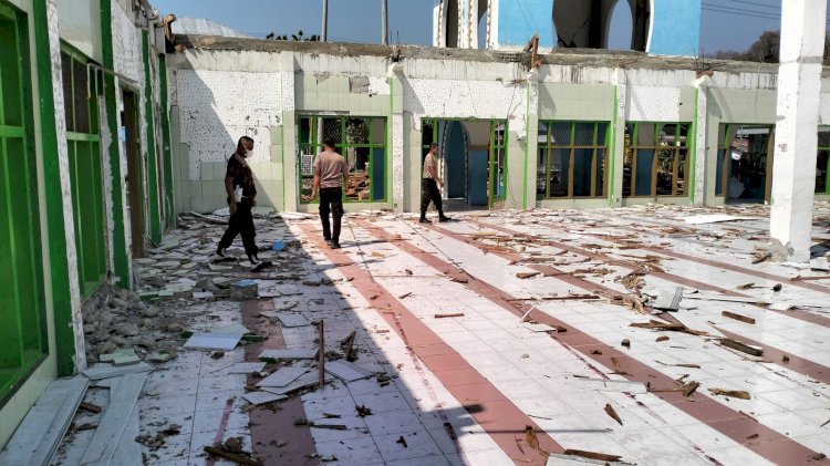 Polsek Reo Bersama Pengurus Masjid Bersihkan Sisa Material Gempa di Masjid Nurul Huda
