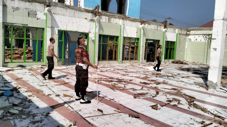 Polsek Reo Bersama Pengurus Masjid Bersihkan Sisa Material Gempa di Masjid Nurul Huda