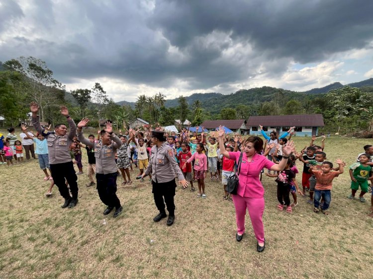 Polres Manggarai Salurkan Bantuan dari PD Bhayangkari Papua untuk Siswa SDI Ling
