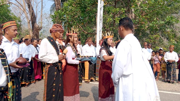 POLRES MANGGARAI HADIR AMANKAN PENJEMPUTAN IMAM BARU RP. STEFANUS FERDINANDES, SVD DI WAE PESI, REOK