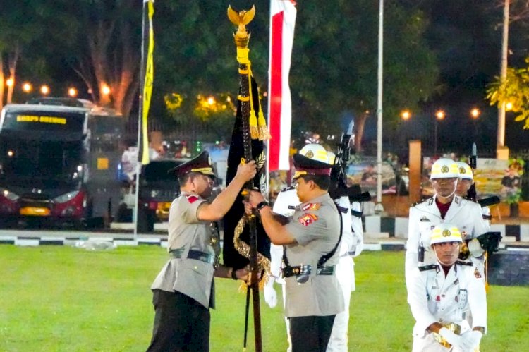 Penyerahan Pataka Catya Turangga Wira Sakti Tandai Pergantian Kepemimpinan Polda NTT dari Komjen Pol. Dr. Rudi Darmoko, S.I.K., M.Si. kepada Irjen Pol. Reza Arief Dewanto, S.I.K.*