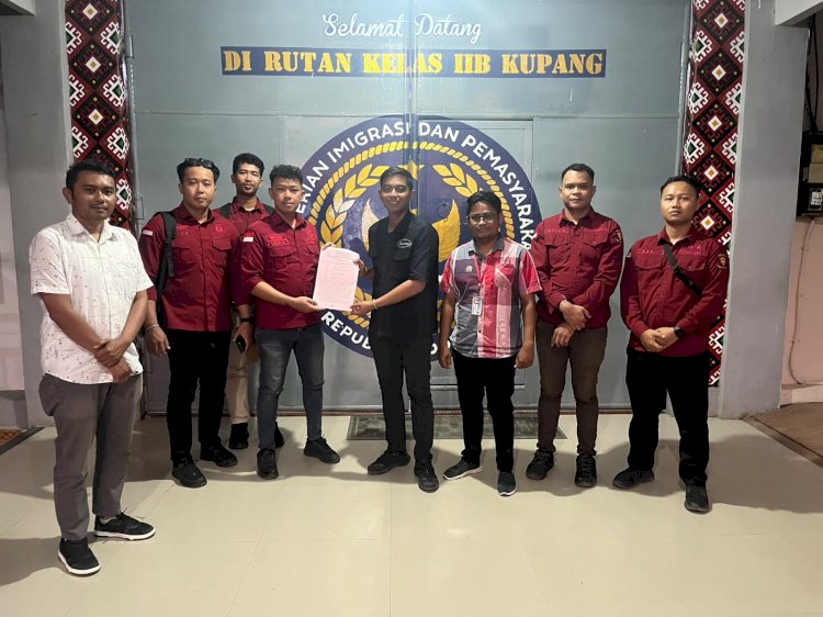 POLRES MANGGARAI LIMPAHKAN TERSANGKA  L.D  DAN  G.L.A.A  BESERTA BARANG BUKTI KASUS DUGAAN KORUPSI PEMBANGUNAN GEDUNG RAWAT INAP RSUD RUTENG KE KEJAKSAAN