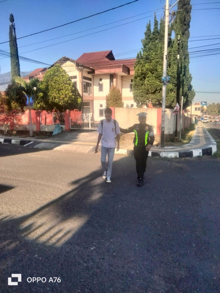 Wujudkan Kamseltibcarlantas, Anggota Polres Manggarai Laksanakan Pengaturan Pagi untuk Jaga Keamanan dan Keselamatan Pengguna Jalan