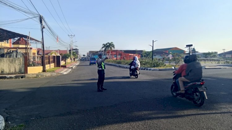 HADIR DI TENGAH MASYARAKAT, SATLANTAS POLRES MANGGARAI LAKSANAKAN PENGATURAN LALU LINTAS PAGI HARI, PASTIKAN KESELAMATAN PELAJAR DAN PENGGUNA JALAN