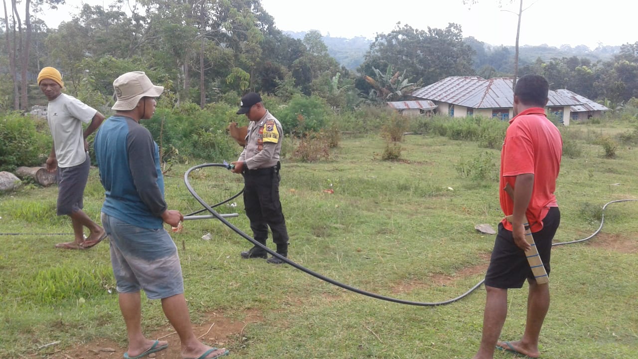 Gotong Royong || Bhabinkamtibmas Desa Nao bersama Warga dalam Pemasangan Pipa Air Minum