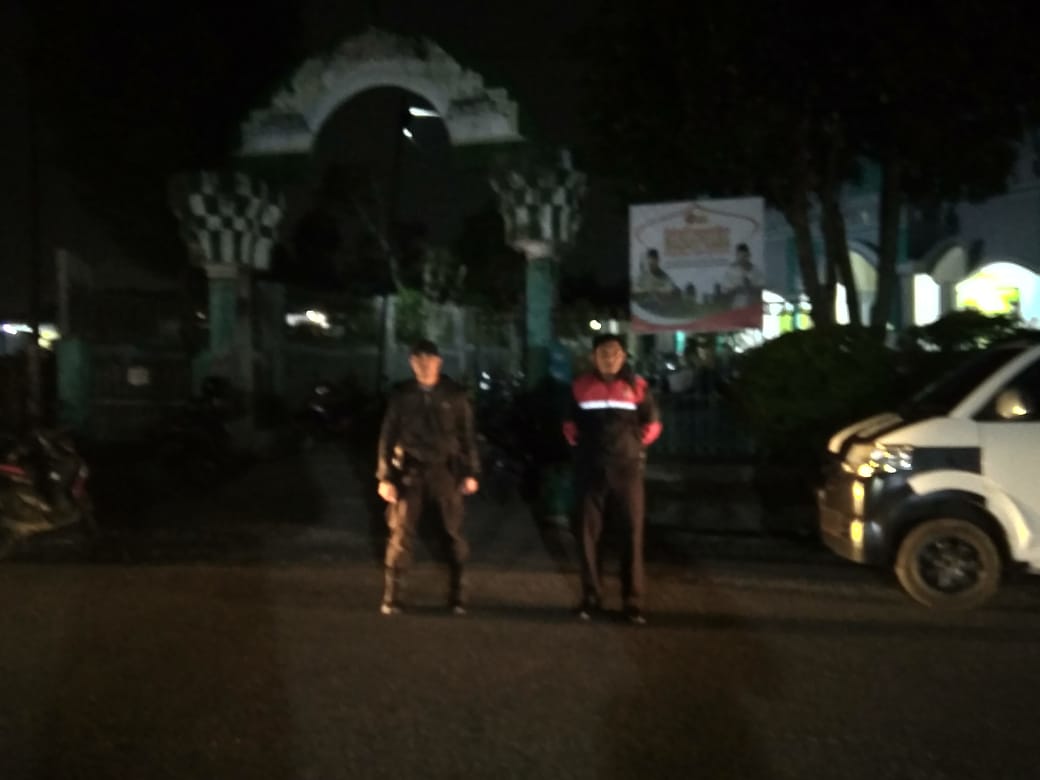 IPDA I Gede Pindra Pimpin Pengamanan Sholat Tarawih di Masjid Baiturrahman Kumba