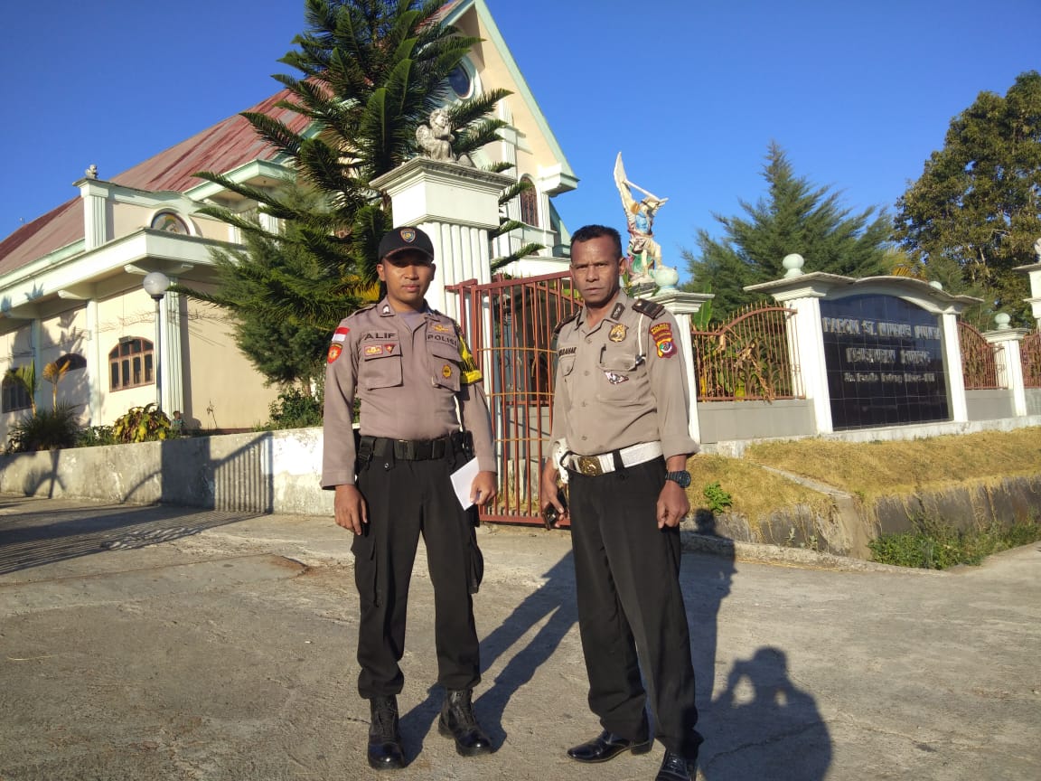 Bhabinkamtibmas Kelurahan Pau, BRIGPOL M. Alif Jafrin, Laksanakan Pengamanan di Gereja ST. Mikhael Kumba – Ruteng